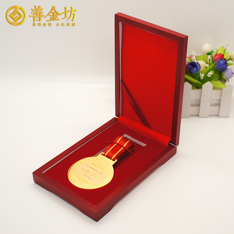 河南新鄉(xiāng)王氏員工獎(jiǎng)?wù)耞 獎(jiǎng)牌制作 紀(jì)念章制作 定做紀(jì)念章 獎(jiǎng)?wù)轮谱? width=