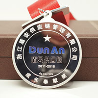 浙江杭州盾安50克銀質(zhì)獎?wù)耞 紀(jì)念章制作 獎?wù)轮谱?銀章制作 員工福利